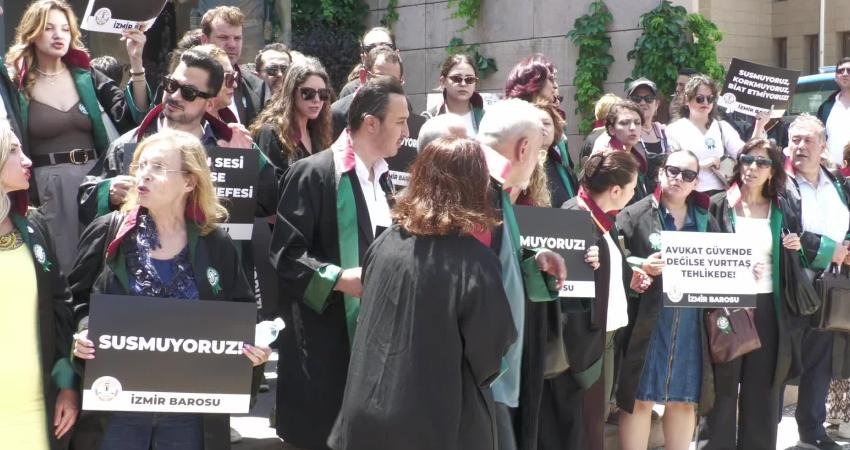 İzmir Barosu, İzmir Adliyesi önünde “Adalet Zinciri” oluşturdu. Eylem öncesinde