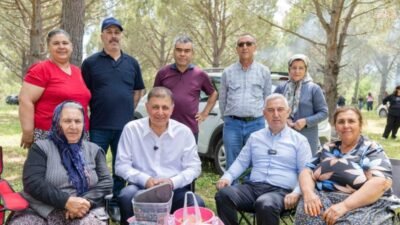 İzmir Büyükşehir Belediye Başkanı Cemil Tugay, Bergama Kozak Yaylası’nda vatandaşlarla