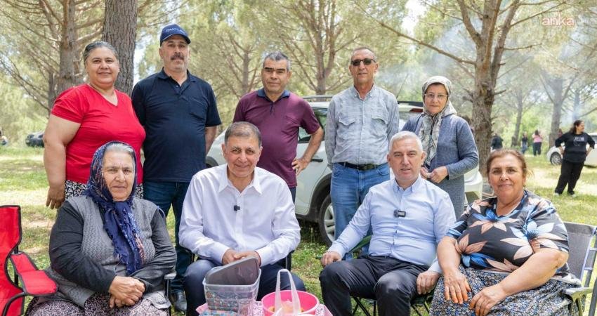 İzmir Büyükşehir Belediye Başkanı Cemil Tugay, Bergama Kozak Yaylası’nda vatandaşlarla