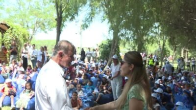 İzmir Büyükşehir Belediye Başkanı Cemil Tugay, Kiraz ilçesini ziyaretinde çocuklara