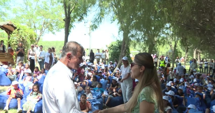 İzmir Büyükşehir Belediye Başkanı Cemil Tugay, Kiraz ilçesini ziyaretinde çocuklara
