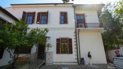 İzmir Büyükşehir Belediyesi, kentin tarihi yapılarından Kent Kütüphanesi’nde bakım ve
