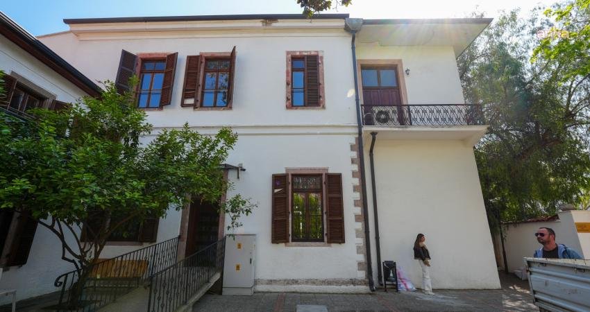 İzmir Büyükşehir Belediyesi, kentin tarihi yapılarından Kent Kütüphanesi’nde bakım ve