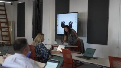 İzmir Büyükşehir Belediyesi, İzLab Dijital Deneyim Merkezi’nde başlattığı “İş Yönetiminde