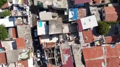 İzmir’in Konak ilçesinde uyuşturucu operasyonunda, haklarında kesinleşmiş hapis cezası bulunan