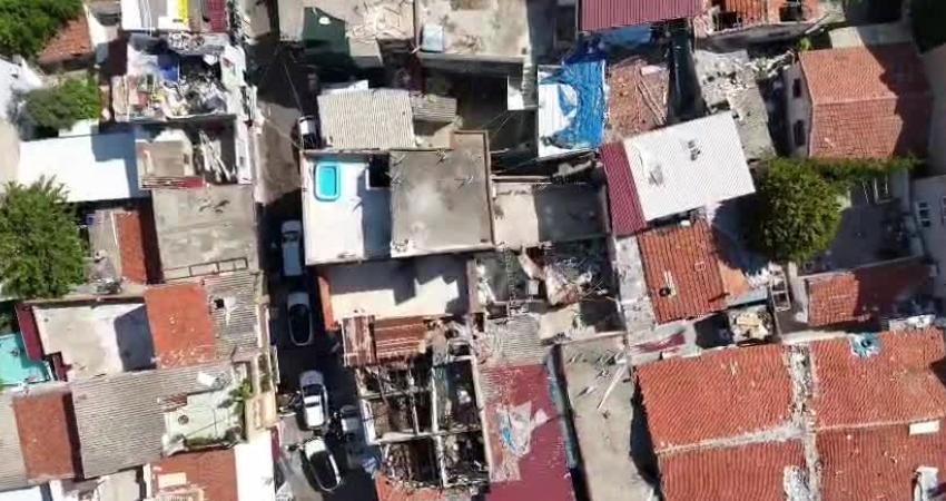 İzmir’in Konak ilçesinde uyuşturucu operasyonunda, haklarında kesinleşmiş hapis cezası bulunan