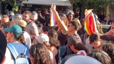 İzmir'de, "14. Onur Yürüyüşü" kapsamında bir araya gelen gruba polis