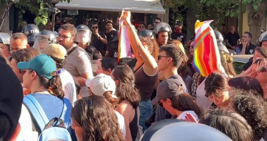 İzmir'de, "14. Onur Yürüyüşü" kapsamında bir araya gelen gruba polis