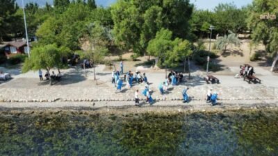 İzmir Büyükşehir Belediyesi’nin “Temiz Park” etkinliğinde gönüllüler, parkları atıklardan arındırırken