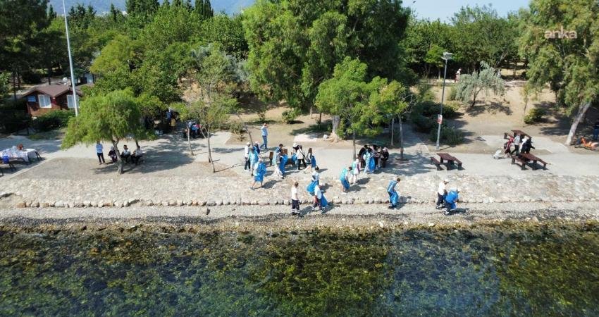 İzmir Büyükşehir Belediyesi’nin “Temiz Park” etkinliğinde gönüllüler, parkları atıklardan arındırırken