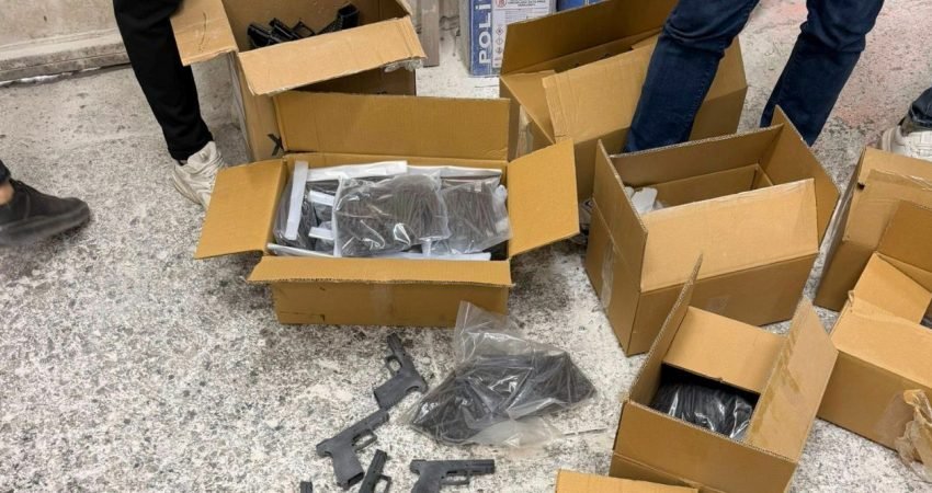 İzmir Cumhuriyet Başsavcılığı koordinesinde yürütülen soruşturmada, suç örgütlerine yönelik düzenlenen
