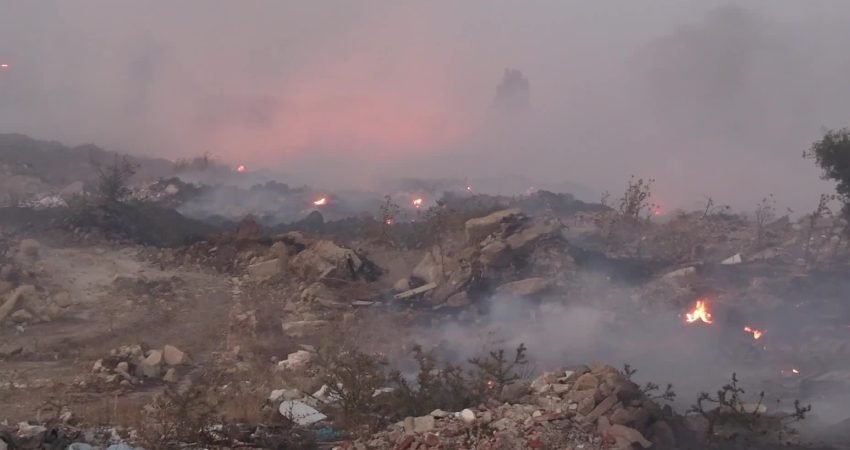 İzmir'in Dikili ilçesine bağlı Çandarlı Mahallesi'nde ziraat alanda başlayan yangını