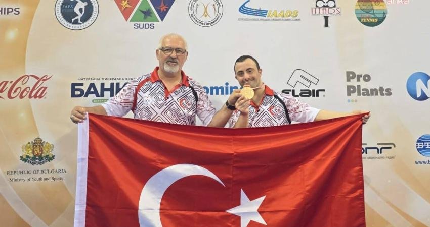 İzmir Büyükşehir Belediyesi’nin özel sporcularından Alper Öztürk, Bulgaristan’da düzenlenen Down