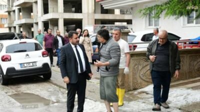 Kahramankazan Belediyesi ve ABB ekipleri, ilçede etkili olan yoğun sağanak