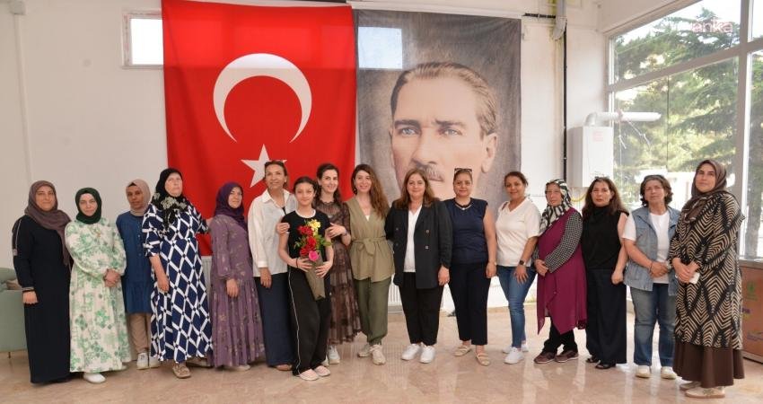 Kahramankazan Belediyesi, Kadınlar Lokali’nde "Yüzünüzdeki Doğal Gücü Keşfedin" semineri düzenledi.