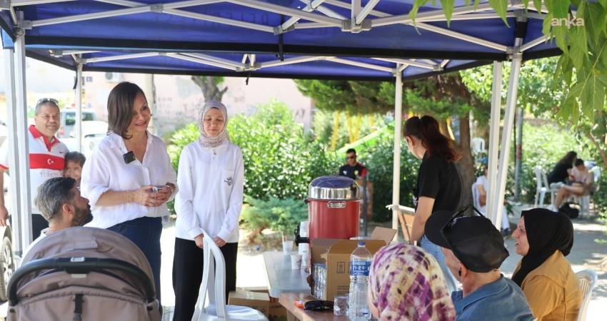 Karabağlar Belediyesi, eğitim yolculuğunda öğrencilerin ve ailelerinin yanında olmaya devam