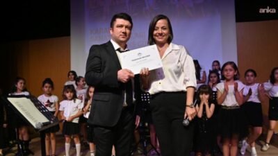 Karabağlar Belediyesi’nin düzenlediği Sanat Kursları Performans Günleri’nde çocukların yıl boyunca