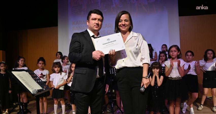Karabağlar Belediyesi’nin düzenlediği Sanat Kursları Performans Günleri’nde çocukların yıl boyunca