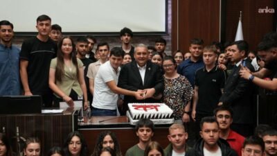 Keçiören Belediye Başkanı Mesut Özarslan, stajlarını tamamlayan meslek lisesi öğrencileriyle