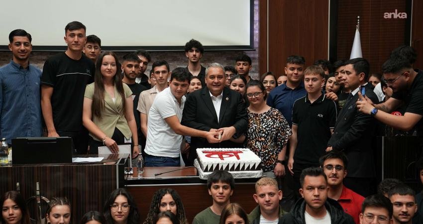 Keçiören Belediye Başkanı Mesut Özarslan, stajlarını tamamlayan meslek lisesi öğrencileriyle