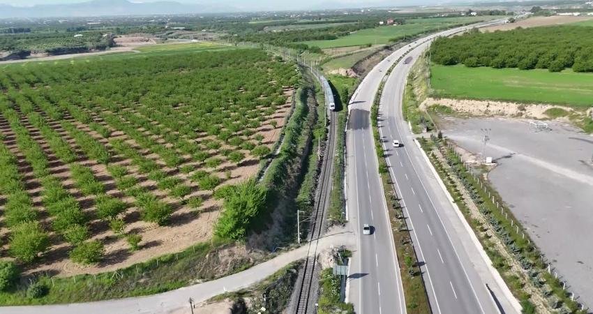 Yıllardır kelebekleri ve bitki türlerini görüntüleyerek doğanın izini süren fotoğrafçı