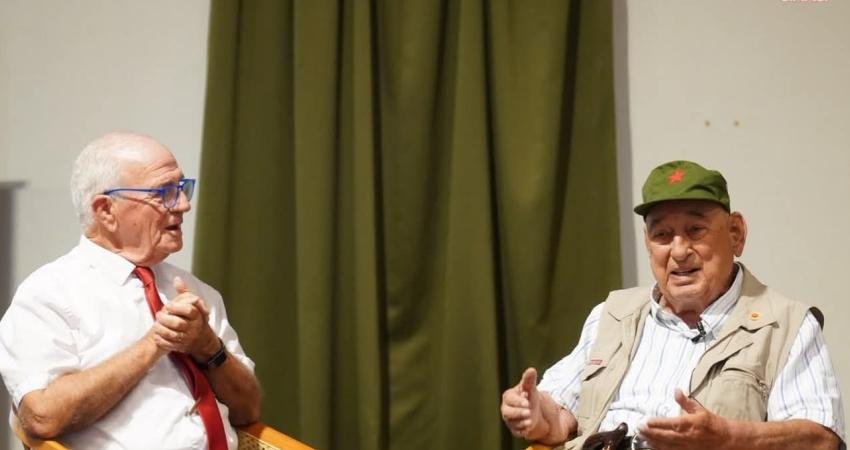 Kemal Anadol, Ayvalık’ta okurlarıyla buluştu Eski CHP Grup Başkanvekili Kemal Anadol, Ayvalık Belediyesi ev sahipliğinde