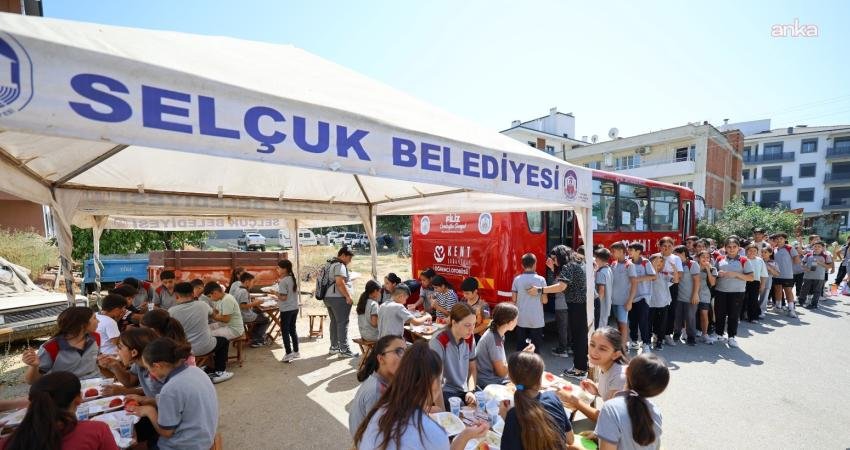 Kent Lokantası Öğrenci Otobüsleri’nde aylık 10 bin porsiyon yemek öğrencilere ulaştırıldı Efes Selçuk Belediyesi’nin kentteki öğrencilere uygun fiyatlı yemek sunmak amacıyla