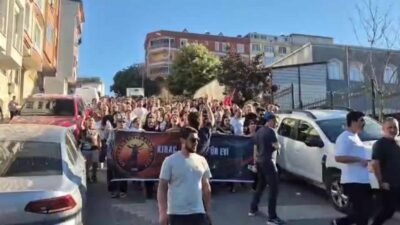 Esenyurt’taki Kıraç Cemevi önünde bir araya gelen mahalle sakinleri, dernekler