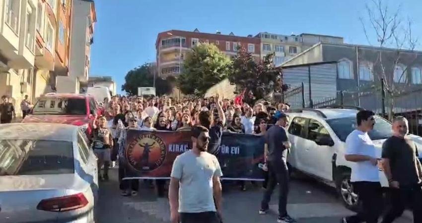 Esenyurt’taki Kıraç Cemevi önünde bir araya gelen mahalle sakinleri, dernekler