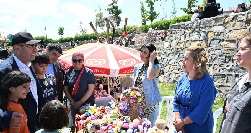 Kırşehir Belediyesi, Babalar Günü dolayısıyla Kır-Köy’de “Uçurtma Şenliği” düzenledi. Çocuklar