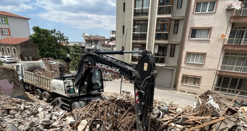 Konak Belediyesi, güvenlik tehdidi oluşturan ve kent estetiğini bozan metruk