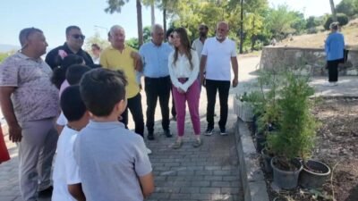 Dünya Çevre Günü etkinlikleri kapsamında çocuklarla birlikte fidan diken Başkan