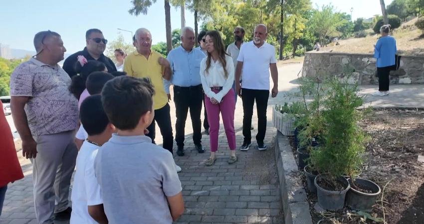 Dünya Çevre Günü etkinlikleri kapsamında çocuklarla birlikte fidan diken Başkan