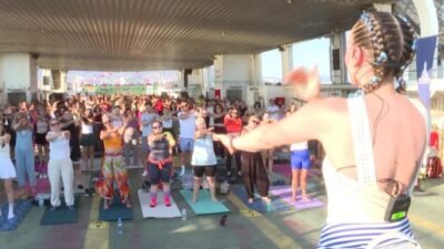 Yoga matları bu kez İzmir Körfezi’ne açılan bir vapurun güvertesine