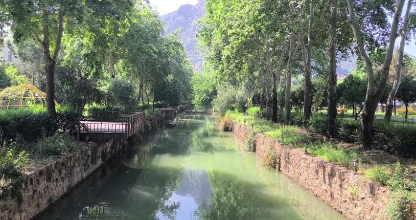 Adana'nın Kozan ilçesinde vatandaşlar maddi durumları yetersiz olduğu için tatil