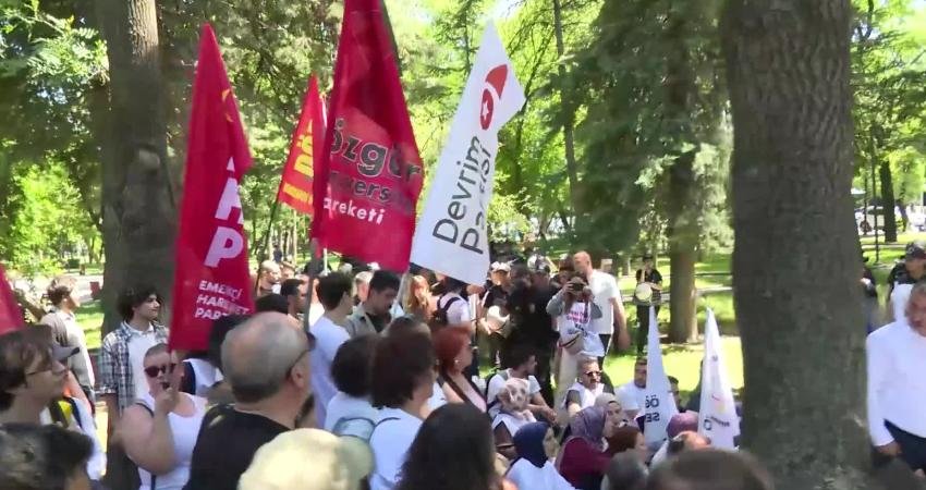 Kurtuluş Parkı'nda basın açıklaması yapmak isteyen özel okul öğretmenleri, polisin