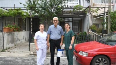 Kuşadası Belediyesi Evde Bakım Birimi ekipleri, yıl boyunca düzenli olarak