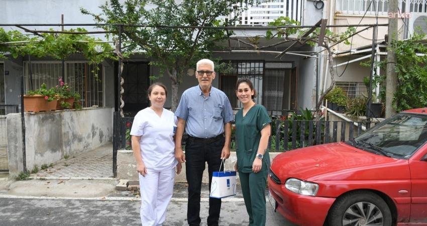 Kuşadası Belediyesi Evde Bakım Birimi ekipleri, yıl boyunca düzenli olarak