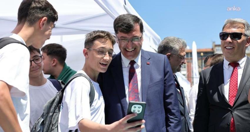 Kütahya Belediye Başkanı Eyüp Kahveci, iş dünyası ile gençleri buluşturan