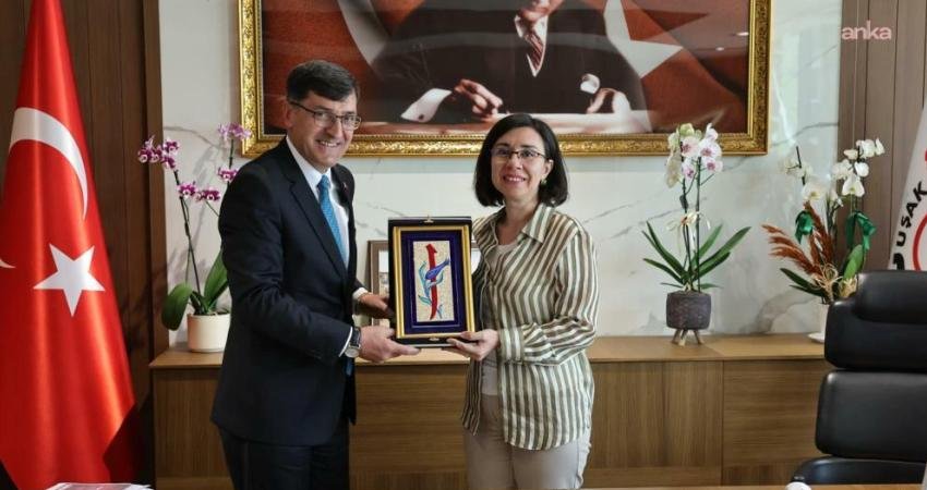 Kütahya Belediye Başkanı Eyüp Kahveci, Uşak Belediyesi’ni ziyaret ederek Belediye