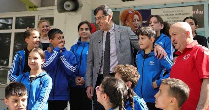 Kütahya Belediye Başkanı Kahveci’den spor okuluna ziyaret Kütahya Belediye Başkanı Eyüp Kahveci, Kütahya Spor Ortaokulu ve Lisesi’ni