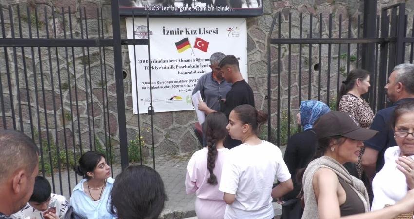 Liselere Geçiş Sistemi (LGS) kapsamındaki merkezi sınav için öğrenciler sabahın