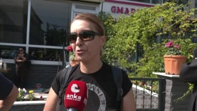 LGS kapsamında merkezi sınavı öncesinde okul kapılarında öğrenciler kadar veliler