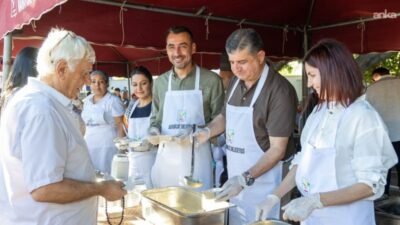 Manavgat Belediyesi'nin Muharrem ayı dolayısıyla Cumhuriyet Meydanı’nda düzenlediği etkinlikte binlerce kişiye