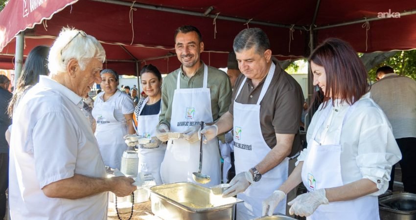 Manavgat Belediyesi'nin Muharrem ayı dolayısıyla Cumhuriyet Meydanı’nda düzenlediği etkinlikte binlerce kişiye