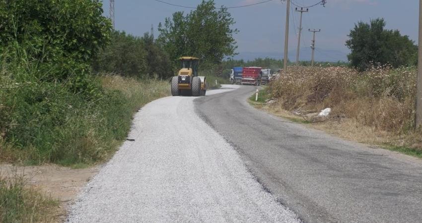 Manisa Büyükşehir Belediyesi, il genelinde sürdürdüğü yol yapım ve bakım