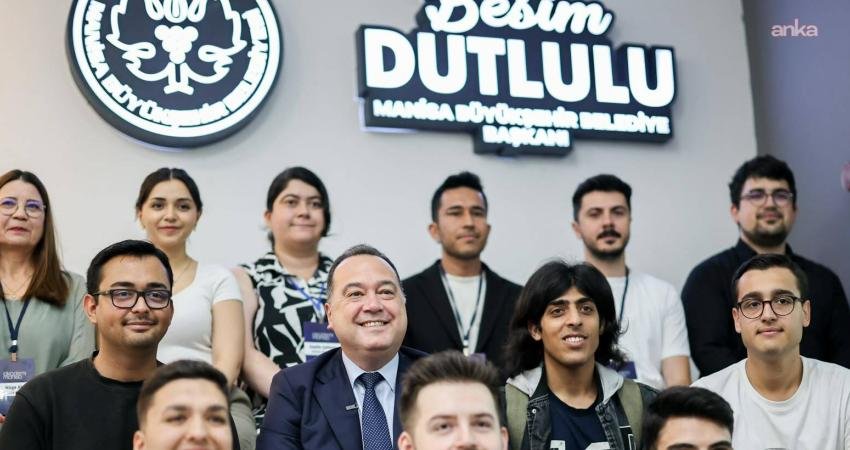 Manisa Büyükşehir Belediye Başkanı Besim Dutlulu, gençlerin teknoloji alanında kendilerini