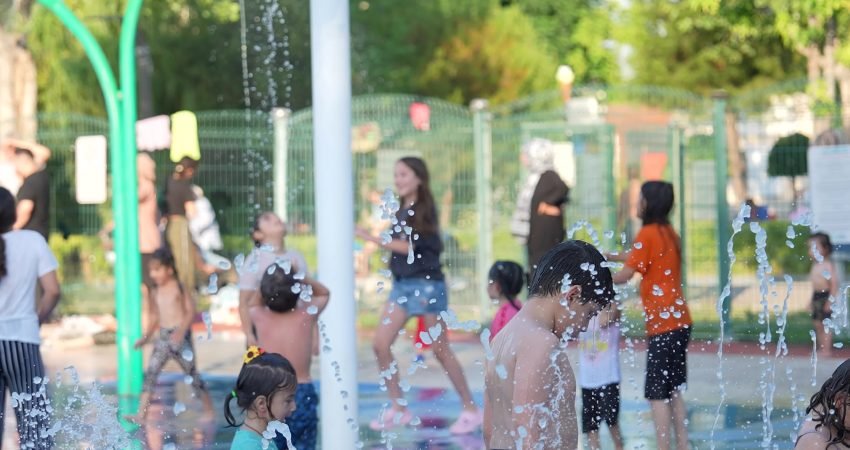 Manisa Büyükşehir Belediyesi, okulların yaz tatiline girmesiyle Atatürk Kent Parkı