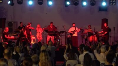 Manisa Büyükşehir Belediyesi tarafından düzenlenen "Yaz Konserleri" kapsamında sahne alan