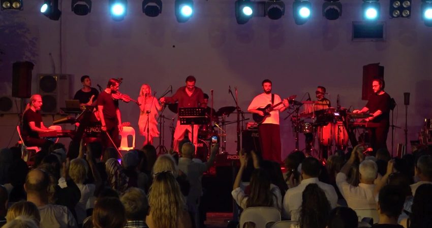 Manisa Büyükşehir Belediyesi tarafından düzenlenen "Yaz Konserleri" kapsamında sahne alan